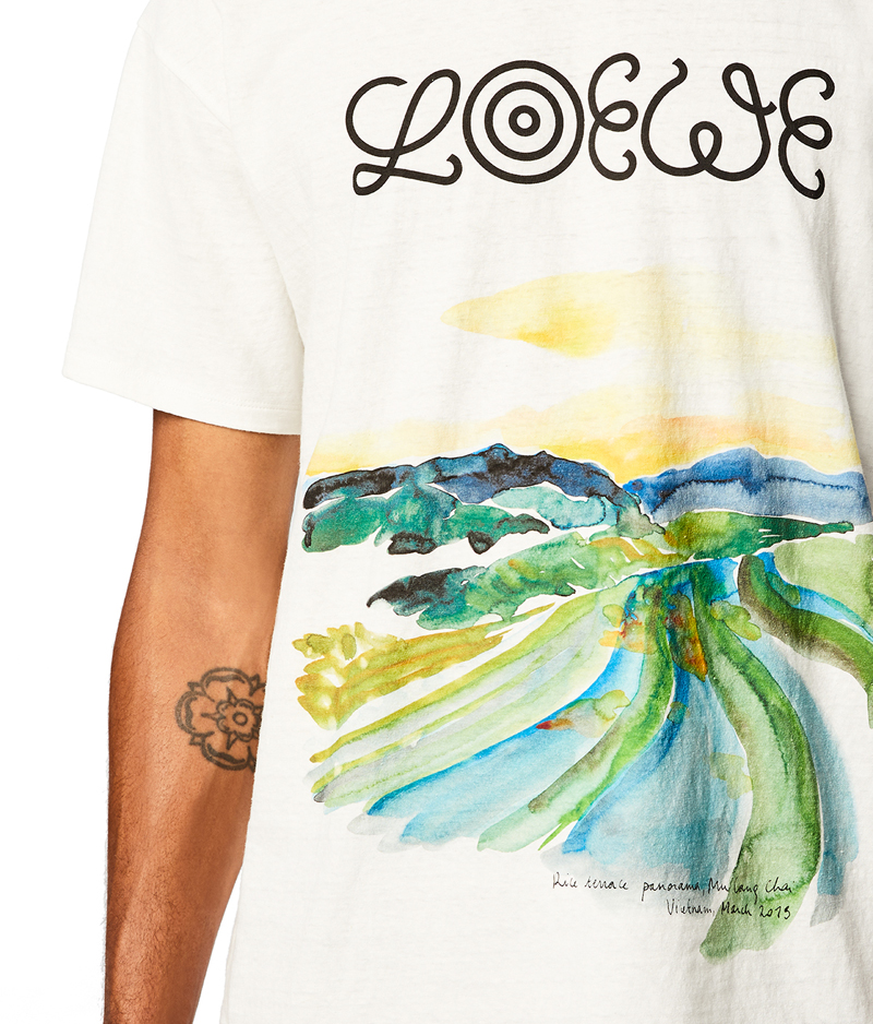 ロエベ」の新作は旅先の風景を水彩画で描いたアートなTシャツ！ MEN'S