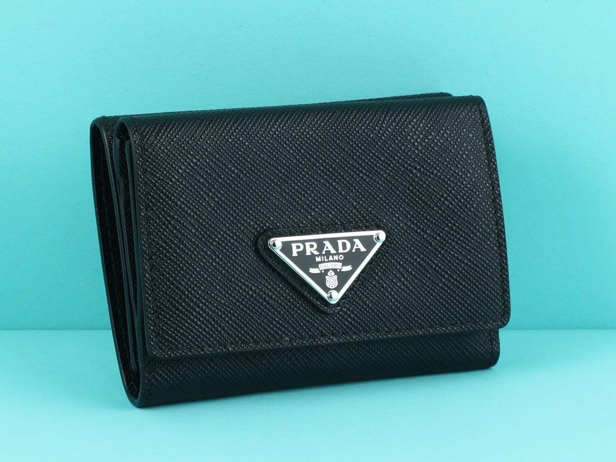 プラダ」の今すぐ買うべきブラック小物５選。財布、スマホケース、手袋