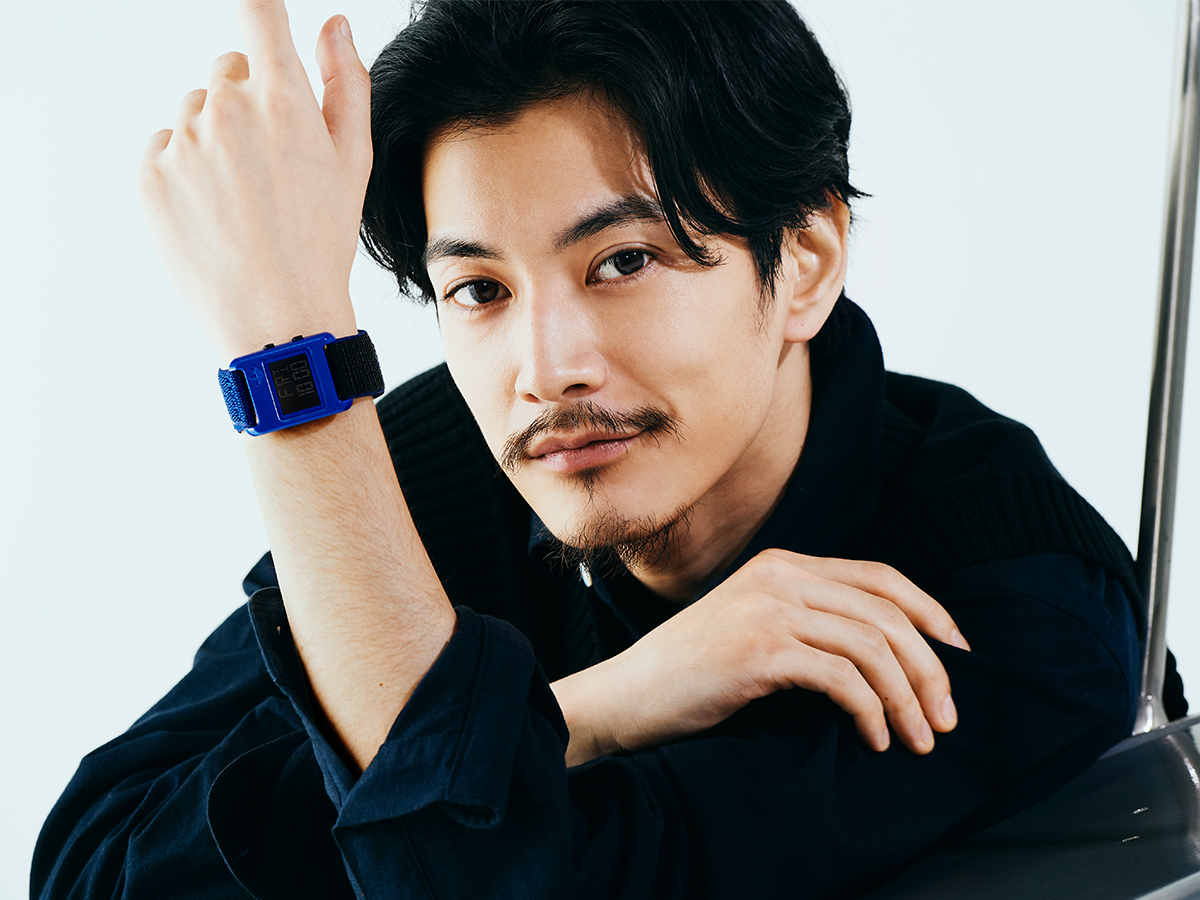 渡邊圭祐と「アディダス オリジナルス」の腕時計。レトロデザインが