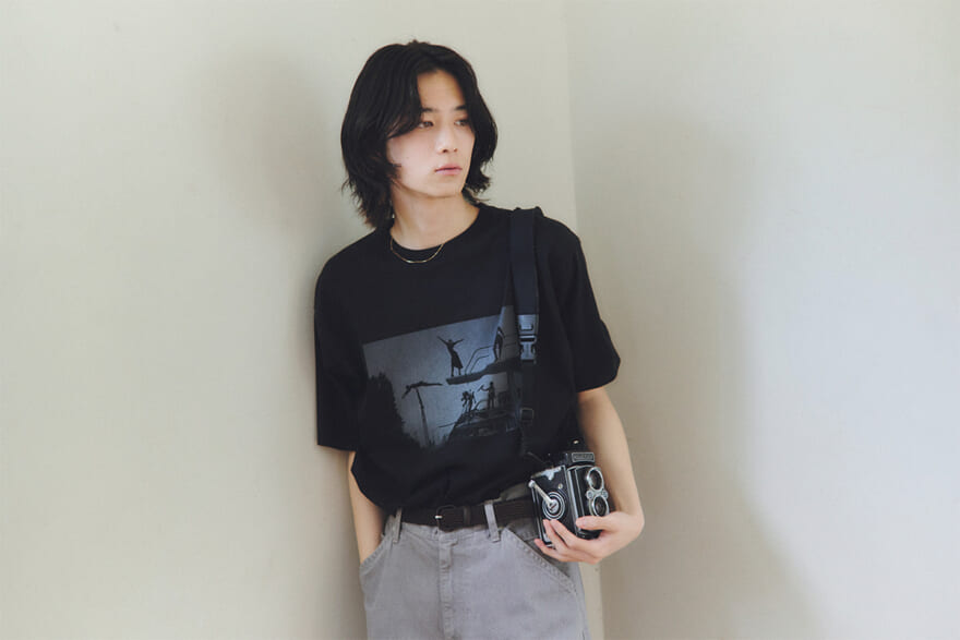 小方蒼介が着用するTHE INTERNATIONAL ART COLLECTION ＂Helmut Newton＂のTシャツ