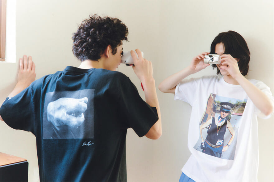 豊田裕大が着用するKEIMEN × 芳賀日出男のTシャツ,小方蒼介が着用するEEL Products × 押尾健太郎のTシャツ