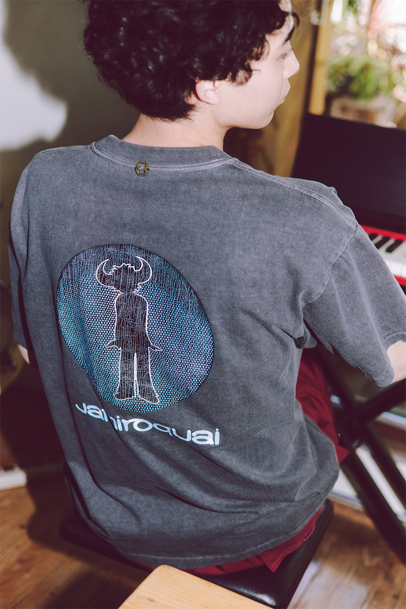 豊田裕大が着用するInsonnia Projects ＂Jamiroquai＂のTシャツ