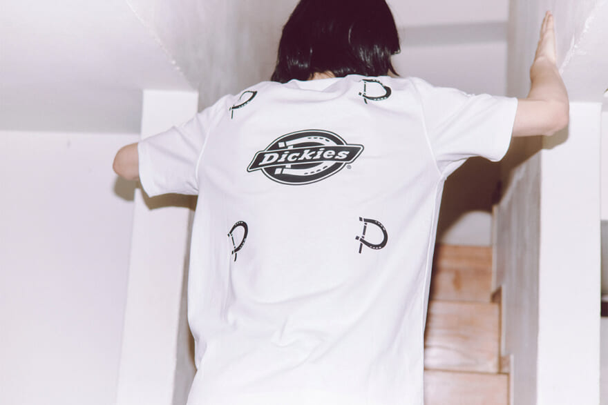 小方蒼介が着用するDickies × POP TRADING COMPANYのTシャツ