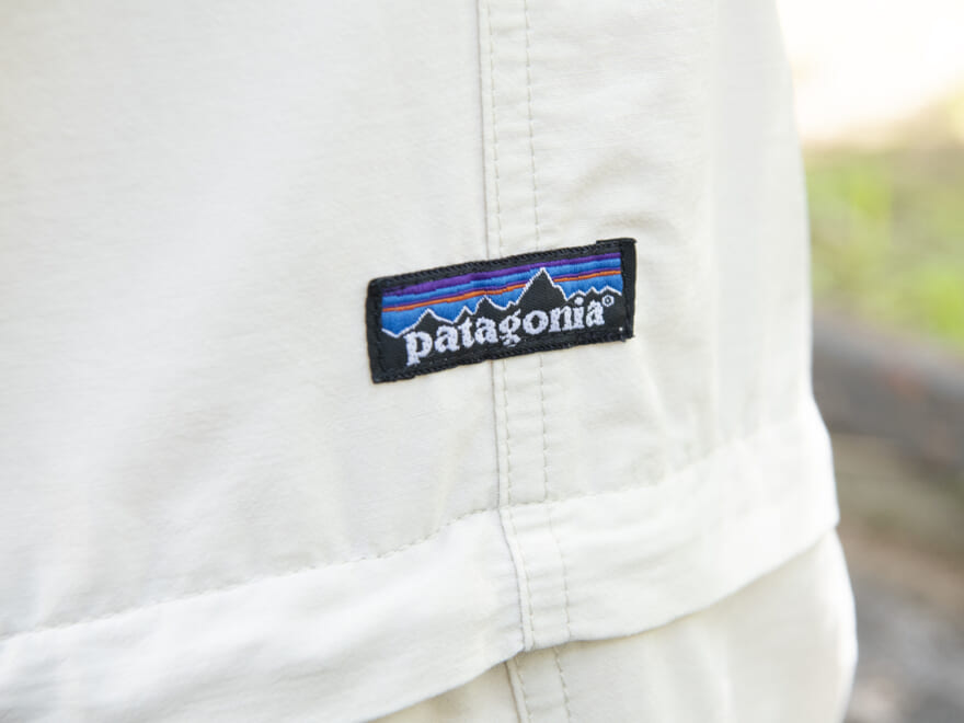 パタゴニアのナイロンパンツ　ロゴ