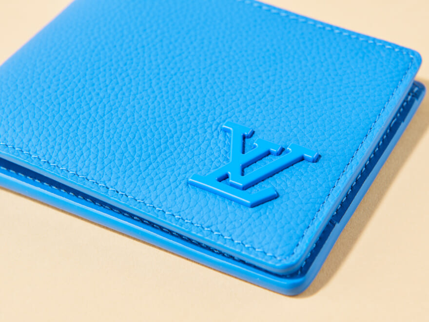 ルイ・ヴィトンのレザー財布「ポルトフォイユ・ミュルティプル」のロゴ