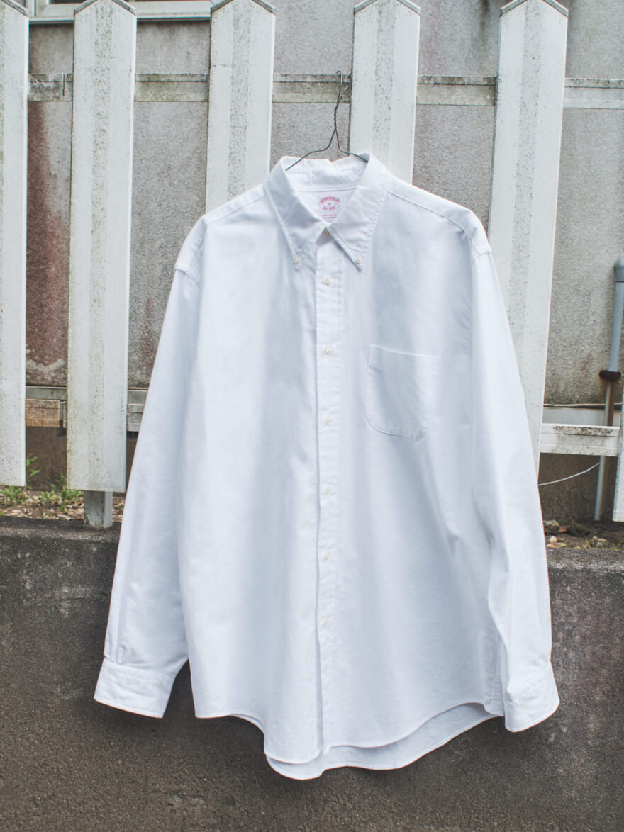ブルックス ブラザーズの白いボタンダウンシャツ