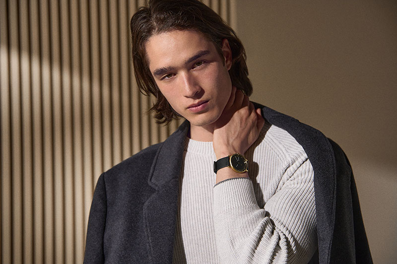 スカーゲン（SKAGEN）の腕時計を着用した男性モデル