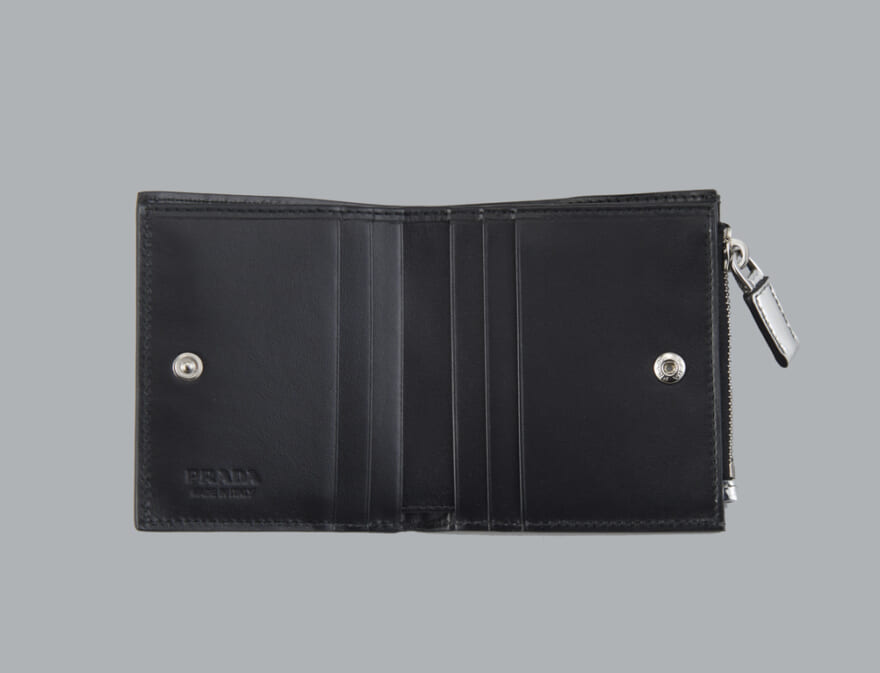 プラダのシルバーのブラッシュドレザー 財布の内装