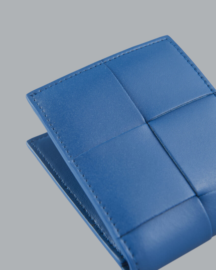 ボッテガ・ヴェネタの二つ折り財布のイントレチャート レザー
