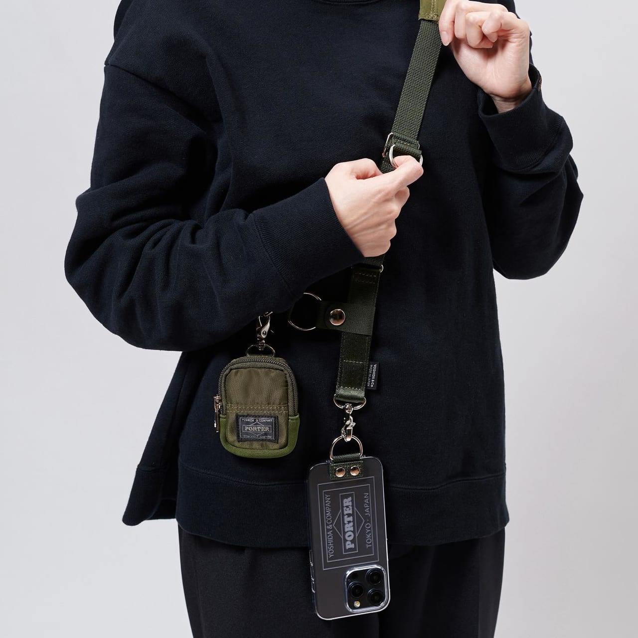 ポーター　Shoulder Air JacketTM with Pouch for iPhone 15 Pro 　ショルダー着画　緑