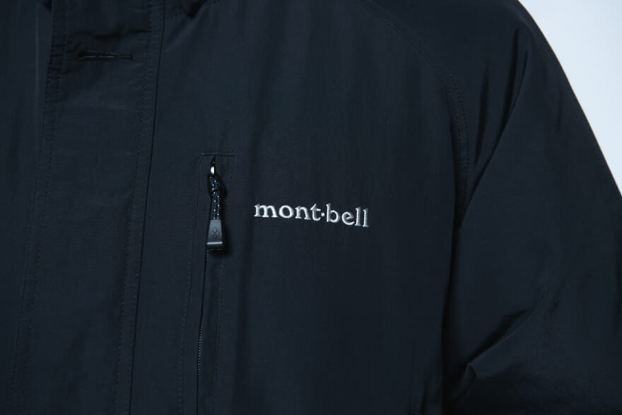 モンベルの黒ダウン「ハスキーコート」の着用カット　ロゴ