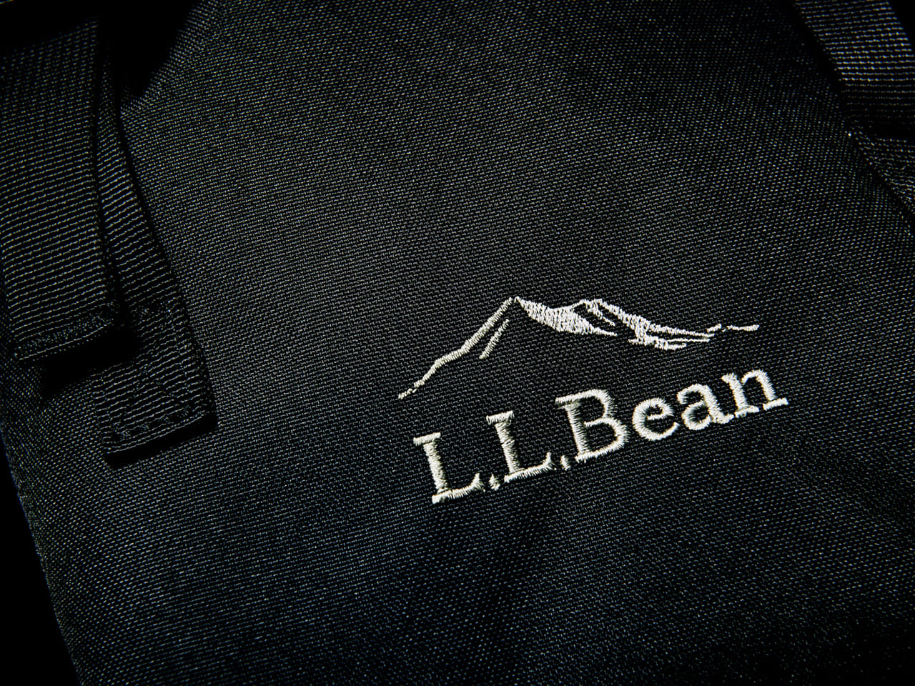 L.L.Beanの黒いバッグのロゴ