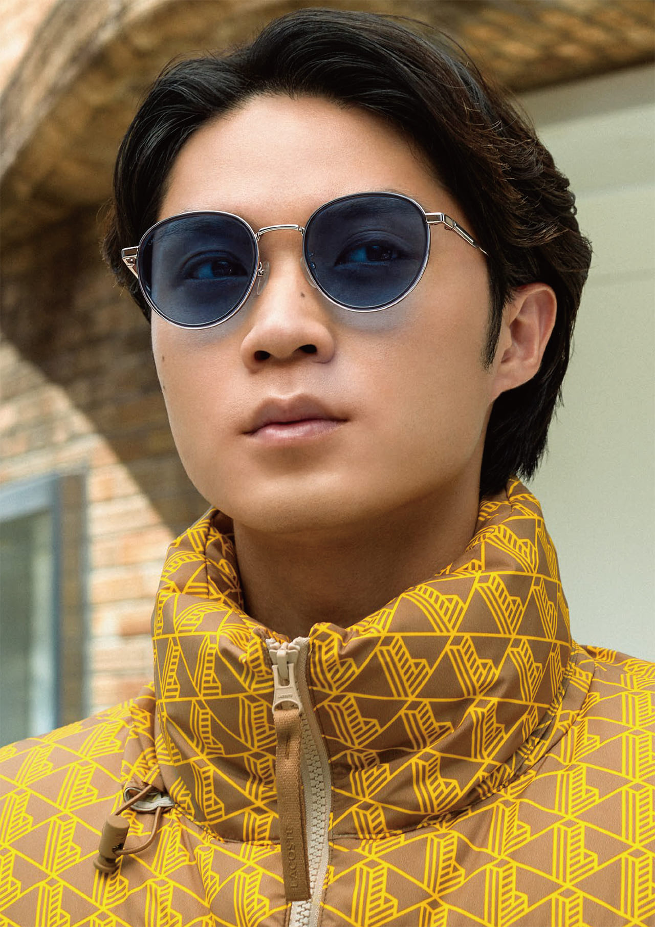 ラコステのサングラスを着用する俳優の磯村勇斗さん
