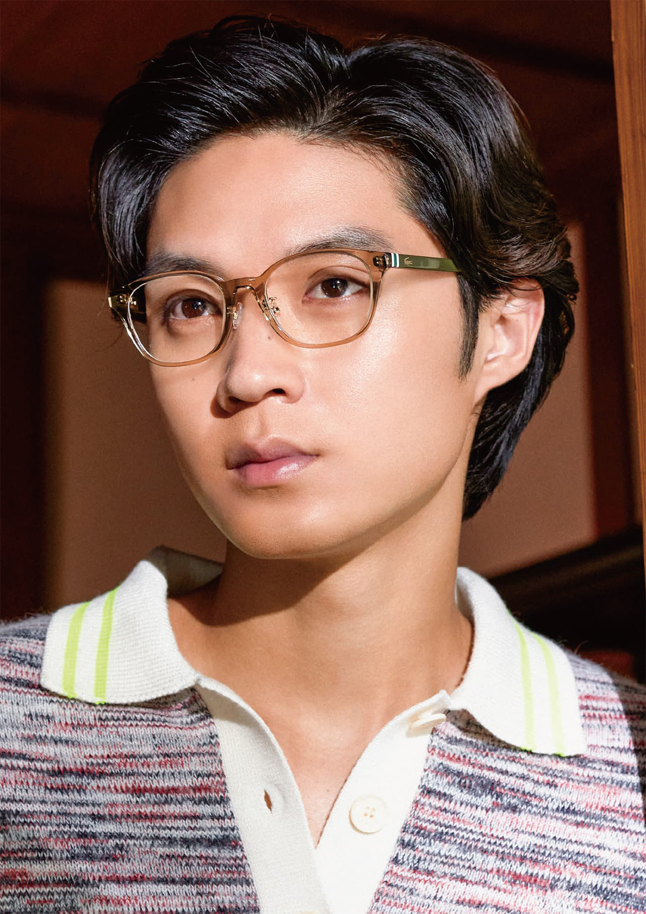 ラコステのメガネを着用する俳優の磯村勇斗さん