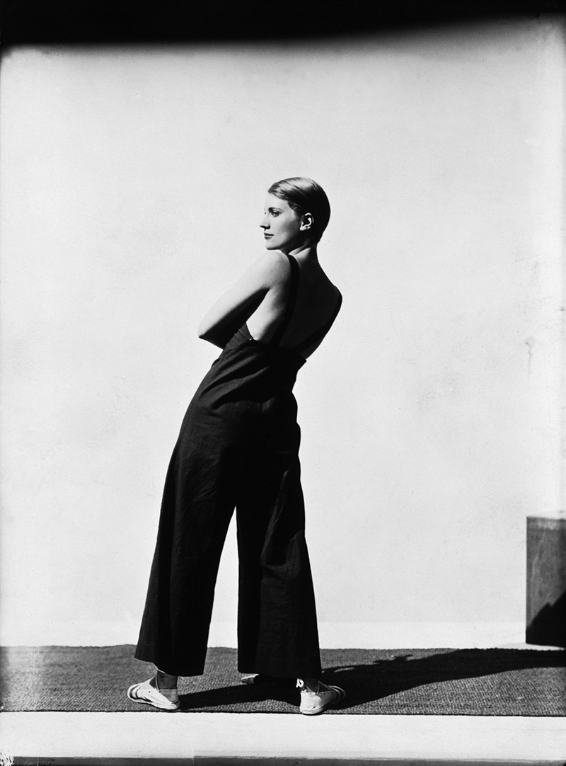 写真家ジョージ・ホイニンゲン=ヒューンの作品「Lee Miller, Sailcloth Overalls by Yrande」