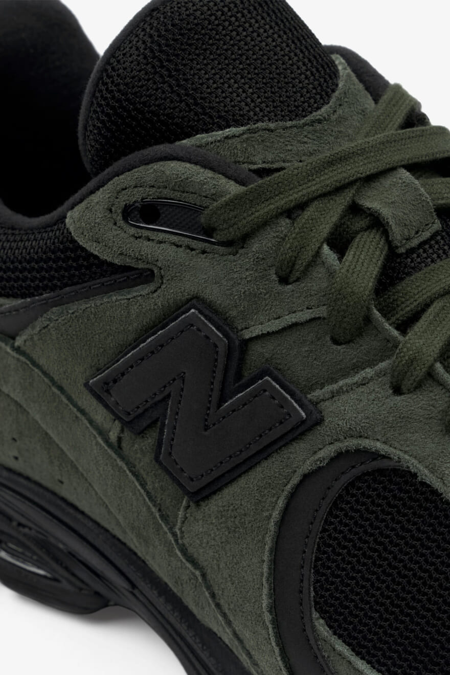 「JJJJound & New Balance The 2002R GORE-TEX®」New Balance（ニューバランス）　JJJound（ジョウンド）　スニーカー　ゴアテックス　コラボ　パイングリーン　ディテール　ロゴ寄り