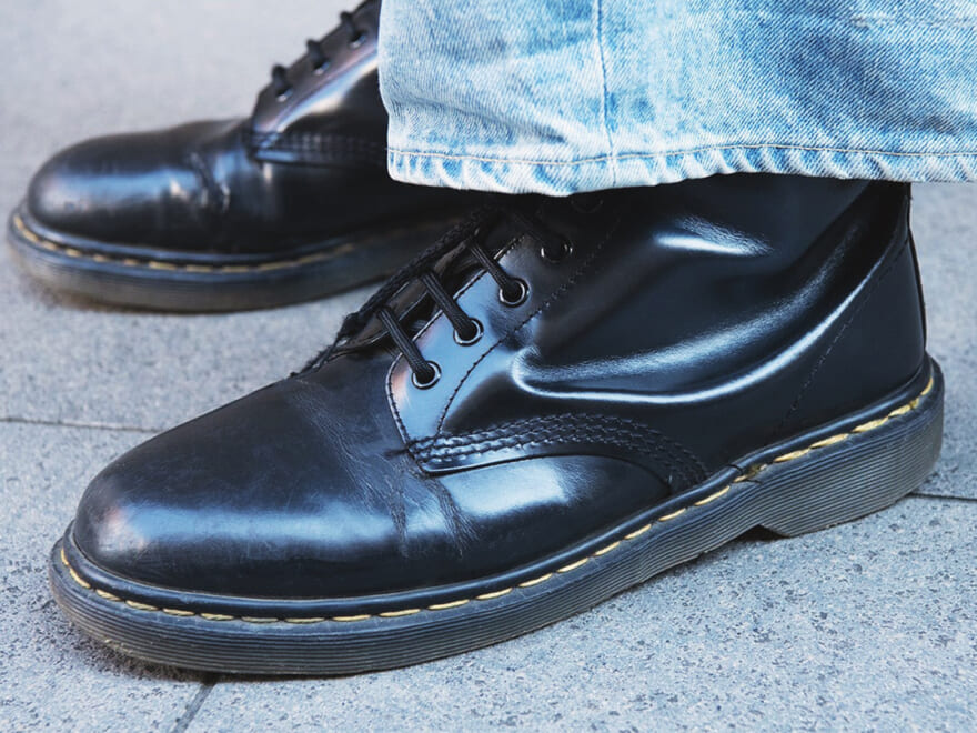オシャレな人が買ってよかった「ドクターマーチン」の黒ブーツと正解着こなし６選。リーバイス®︎のジーンズやワイドパンツを上品な印象に！  メンズノンノウェブ | MEN'S NON-NO WEB