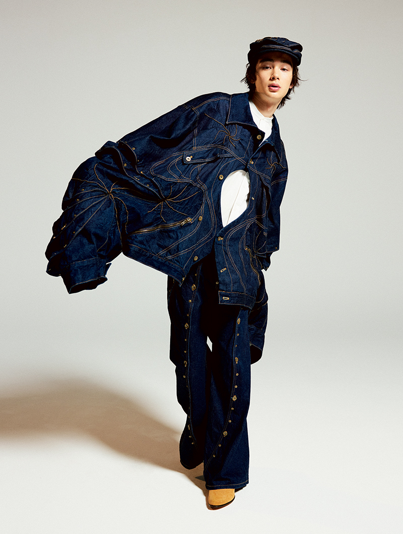 YKKファスニングアワード2021年受賞作品を着用するモデルの栄莉弥