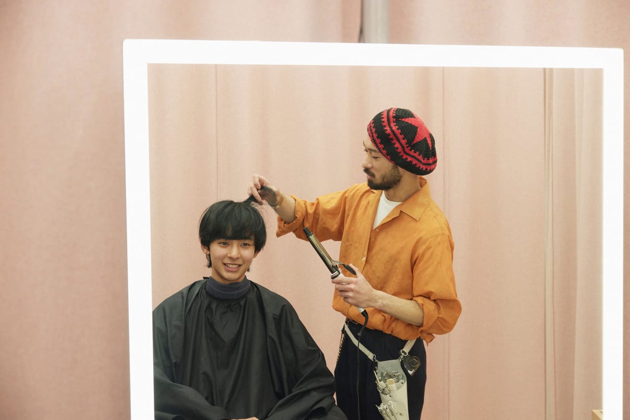 「似合うラボ」でヘアスタイリングを受けるモデルの松井大奈