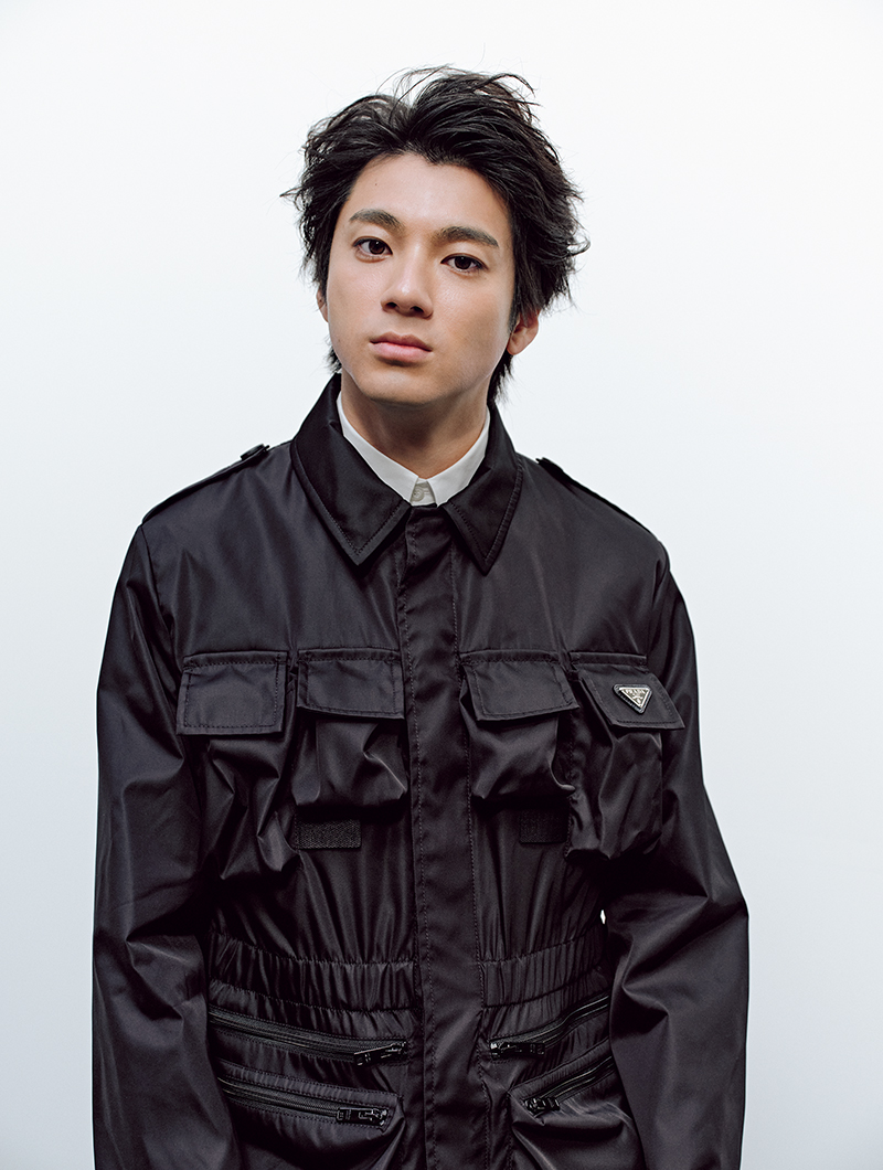 プラダの「リナイロン」ジャケットを着用する俳優の山田裕貴さん