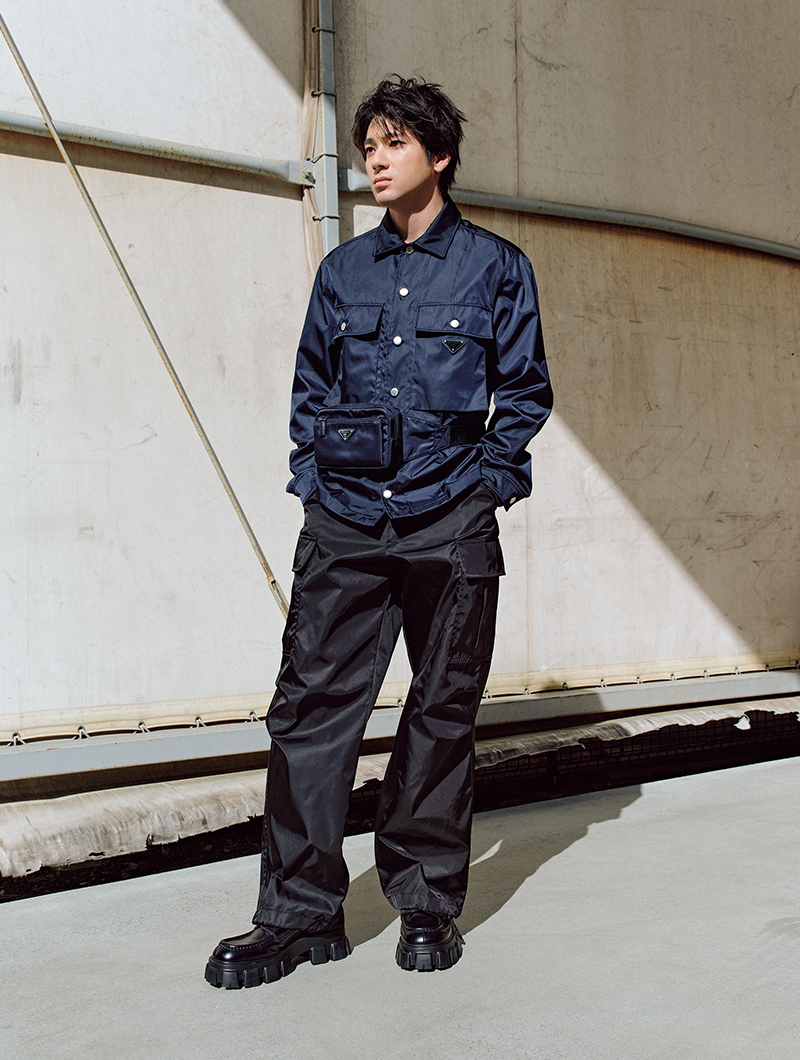 プラダの「リナイロン」シャツジャケットを着用する俳優の山田裕貴さん