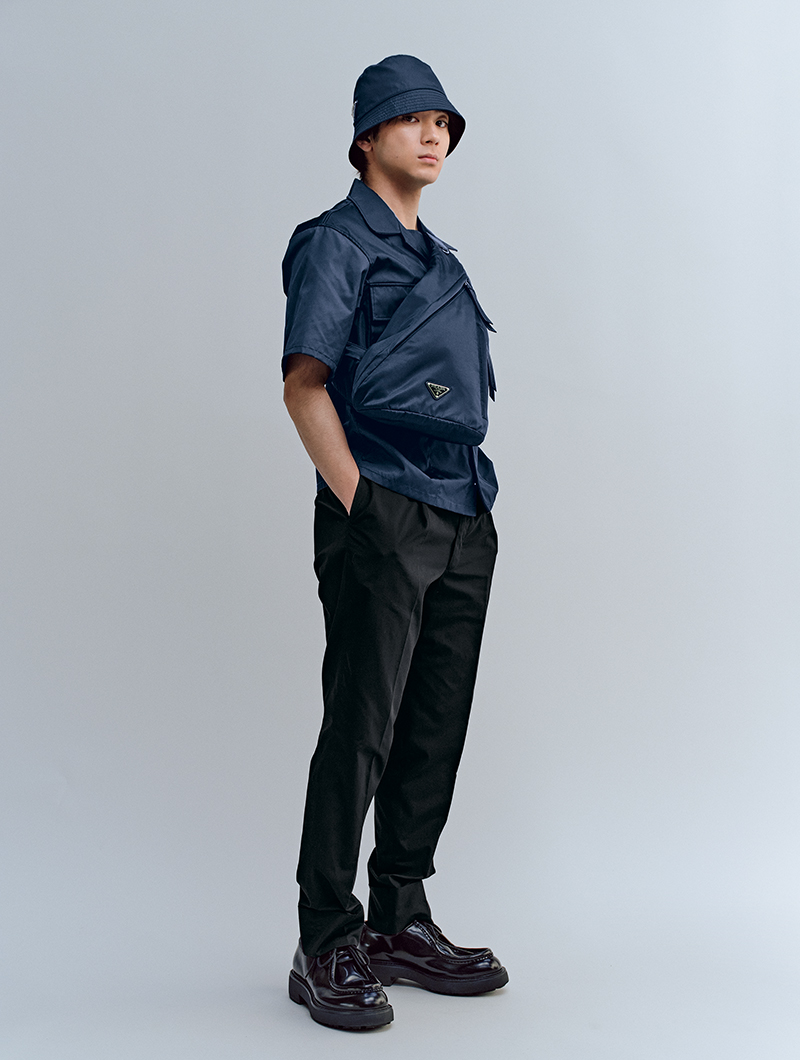 プラダのバケットハットを着用する俳優の山田裕貴さん