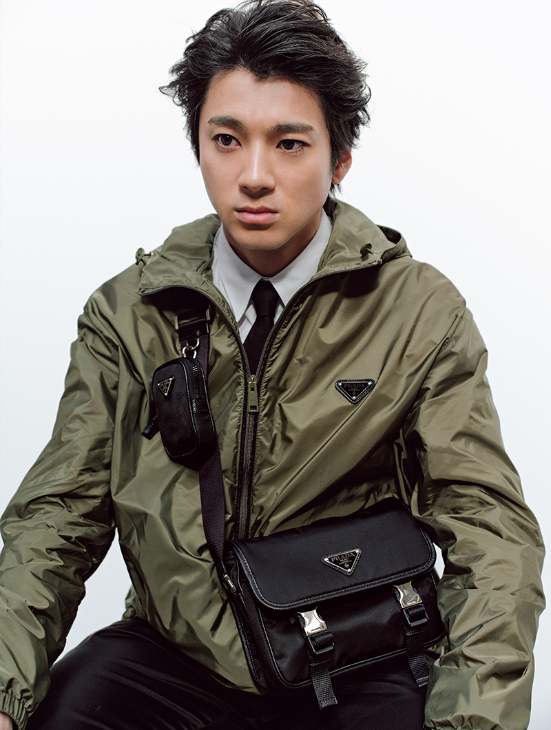 プラダの「リナイロン」シェルパーカを着用する俳優の山田裕貴さん