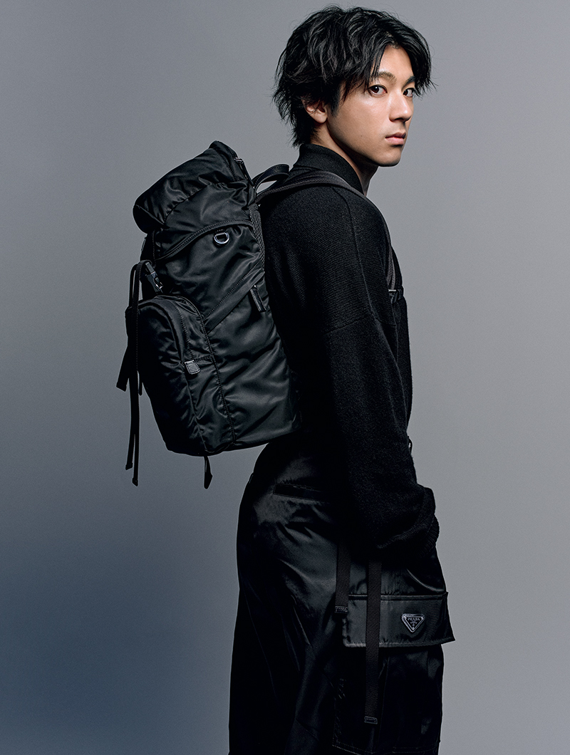 プラダの「リナイロン」メンズリュックを着用する俳優の山田裕貴さん