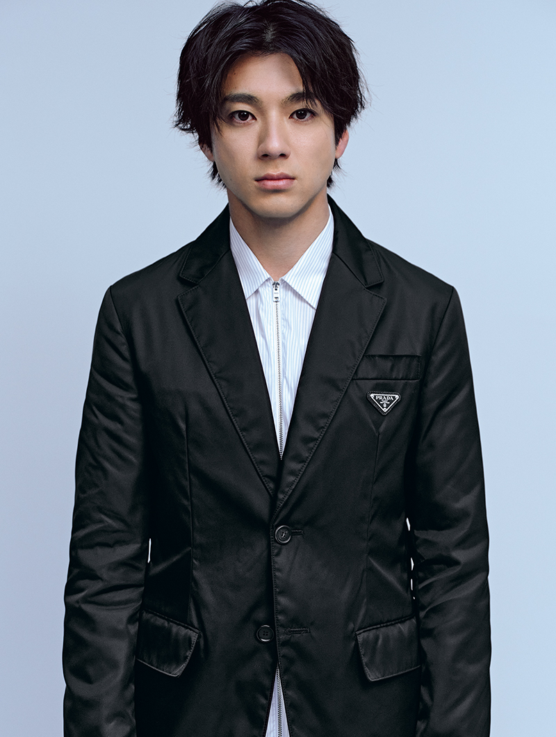 プラダの「リナイロン」テーラードジャケットを着用する俳優の山田裕貴さん