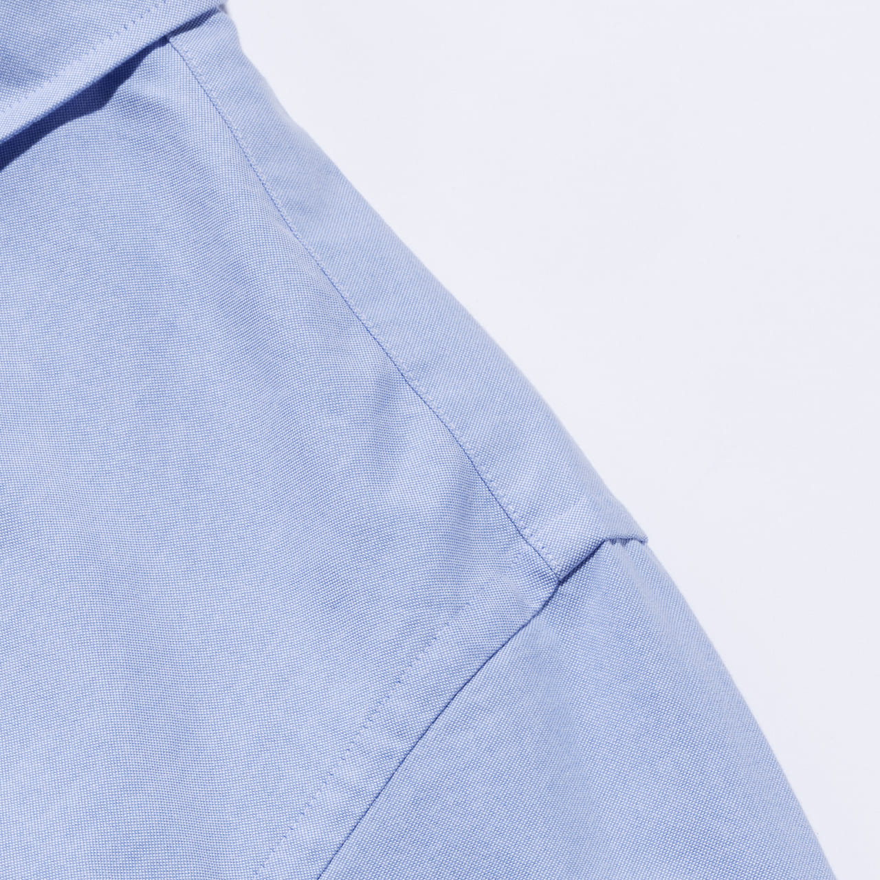 ユニクロのオックスフォードシャツ（長袖）　ブルー　肩　ステッチ