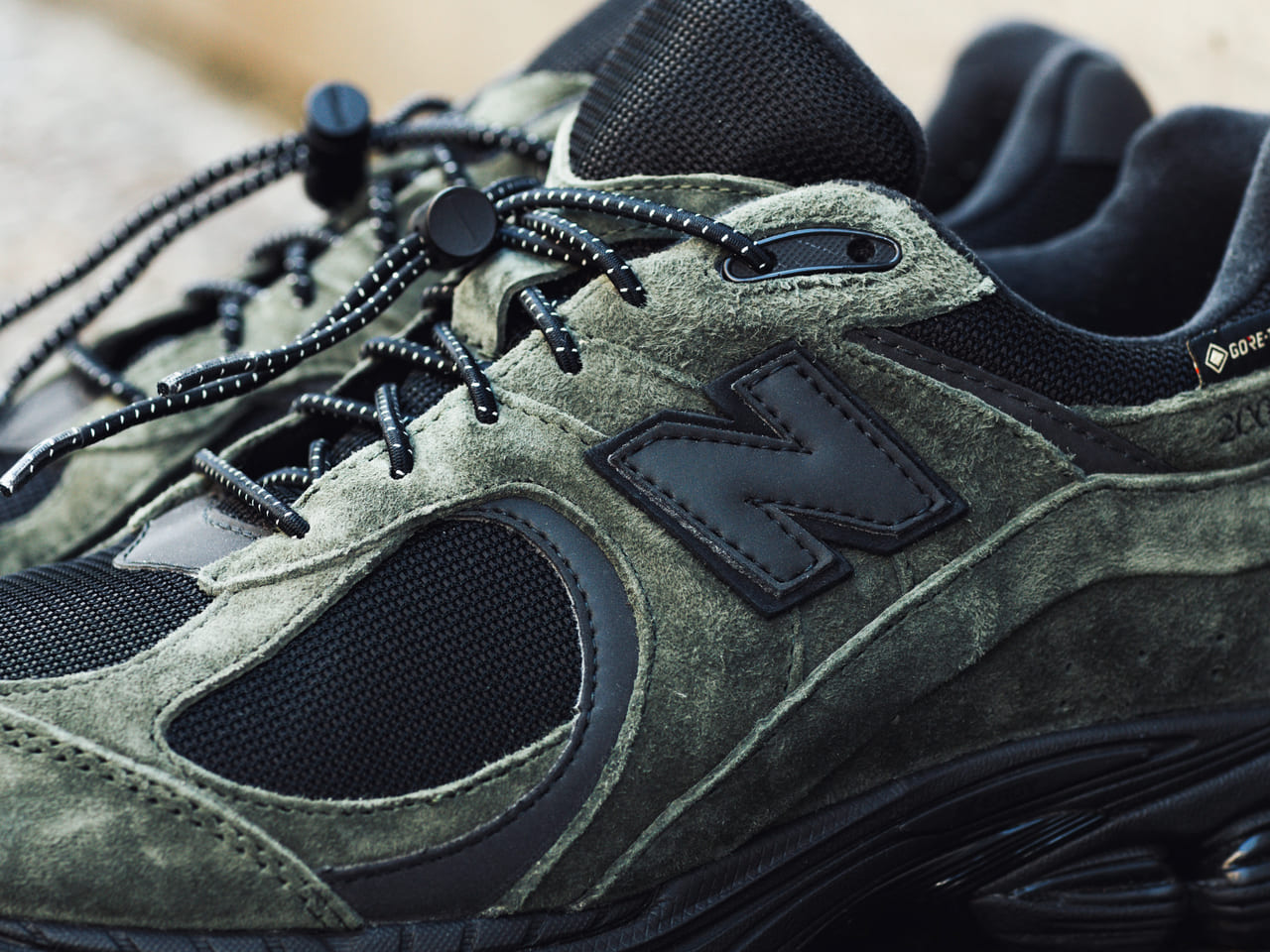 JJJJound × New Balance「2002R GORE-TEX®」のNロゴ