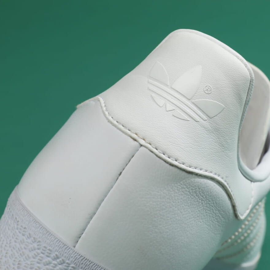白スニーカー adidas「GAZELLE」のヒールカウンター