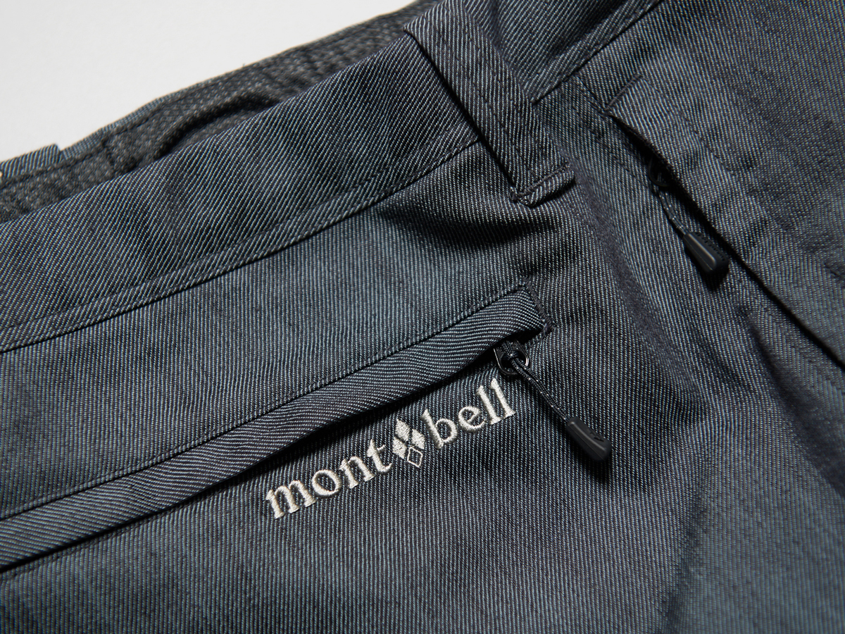 モンベルのフィールド インディゴパンツのロゴとバックポケット