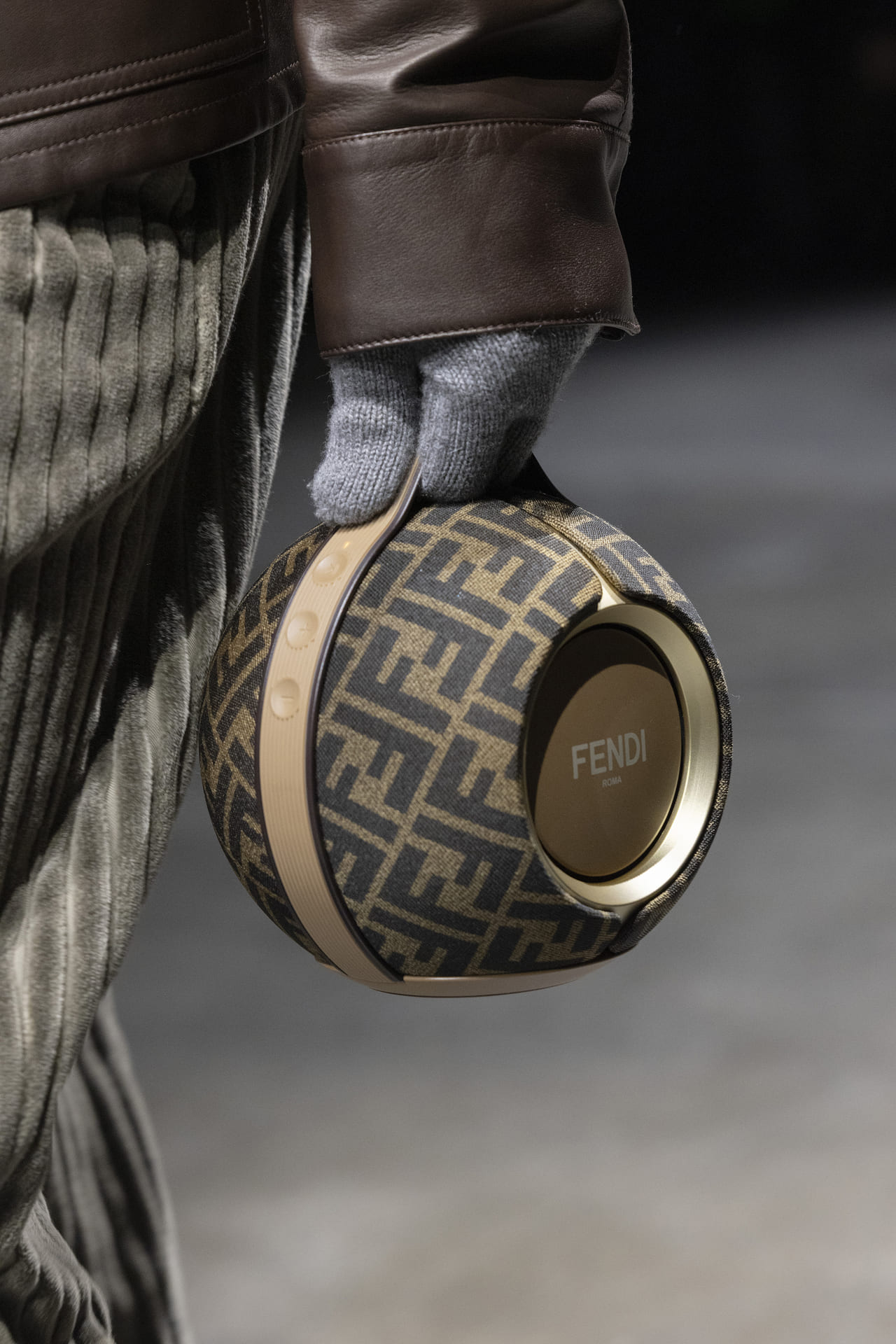 フェンディ デビアレ マニア FENDI×DEVIALET Mania　スピーカー　ルックブック