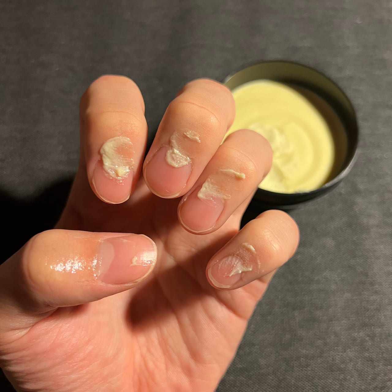 LUSHの「檸檬の指先」を1週間試してみた！　塗っているところ