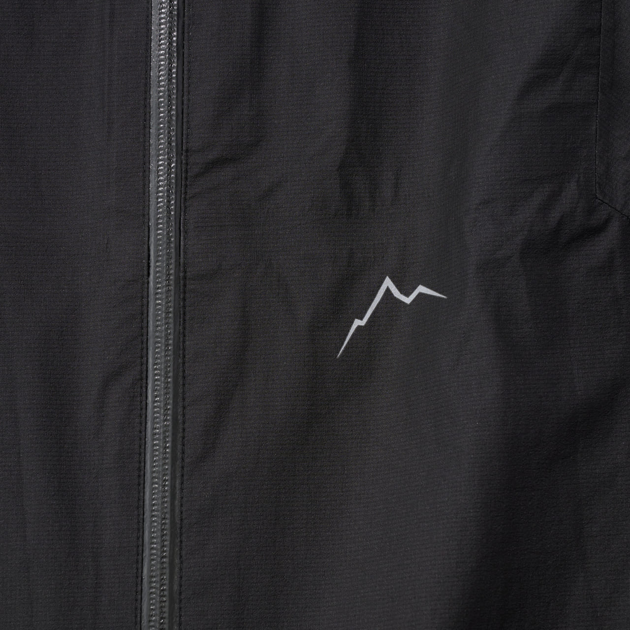 スタイリストオススメのケイルの黒いレインジャケット　CAYL　“Shield Air Jacket”　胸ロゴ