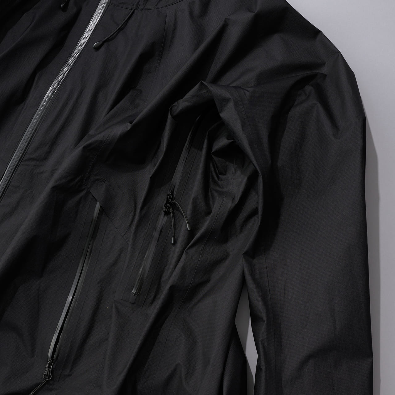 スタイリストオススメのケイルの黒いレインジャケット　CAYL　“Shield Air Jacket”　ベンチレーション