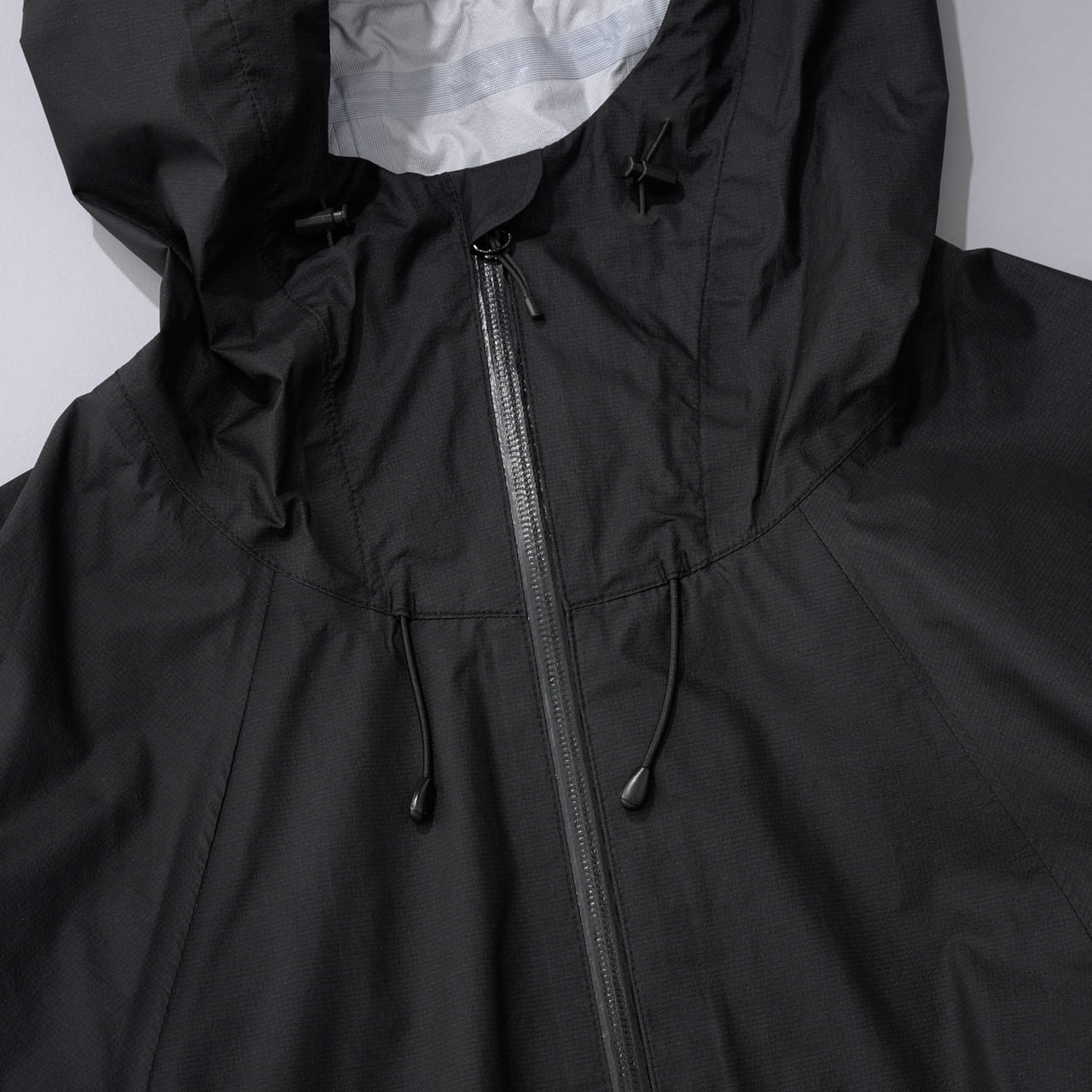 スタイリストオススメのケイルの黒いレインジャケット　CAYL　“Shield Air Jacket”　止水ジップ