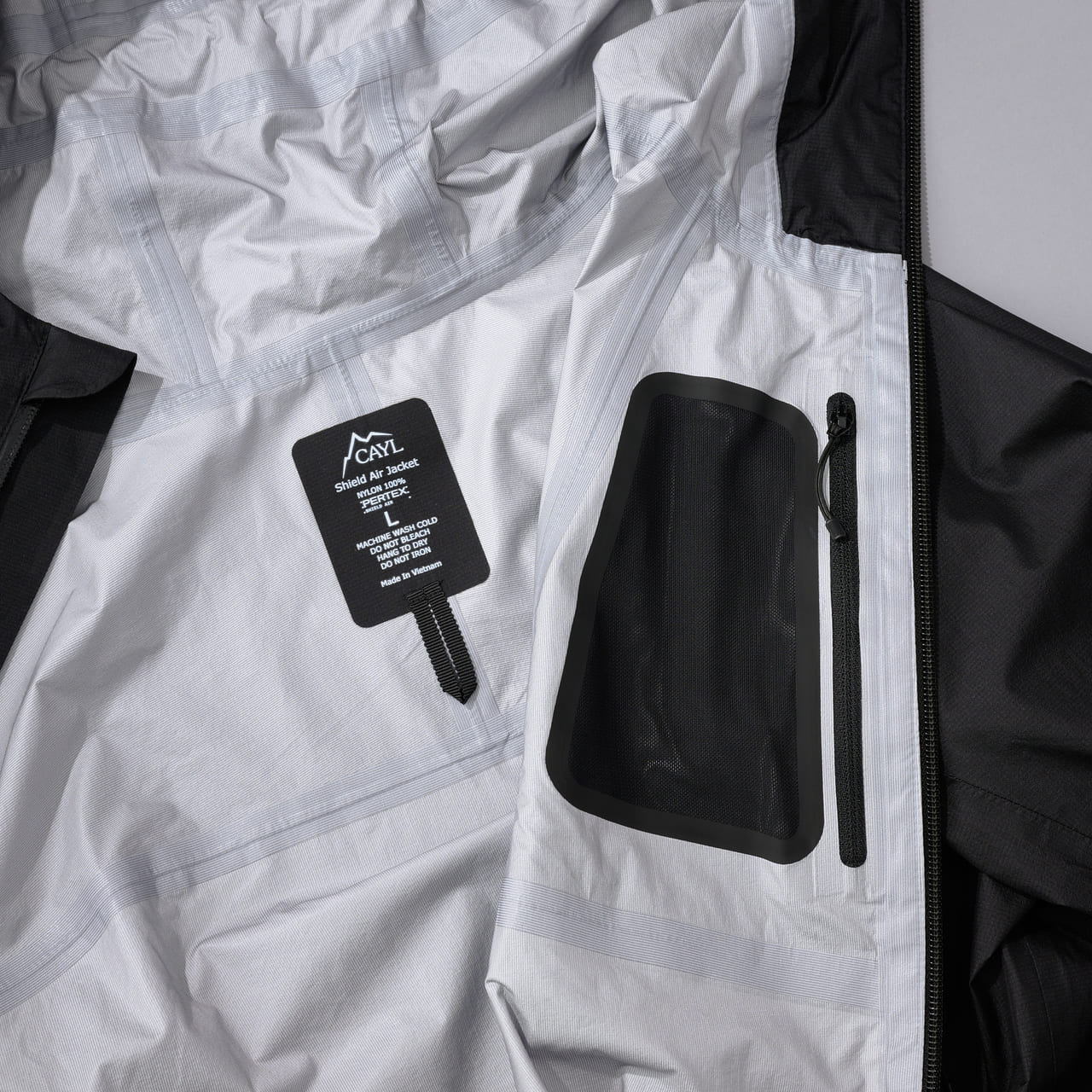 スタイリストオススメのケイルの黒いレインジャケット　CAYL　“Shield Air Jacket”　裏地テープ