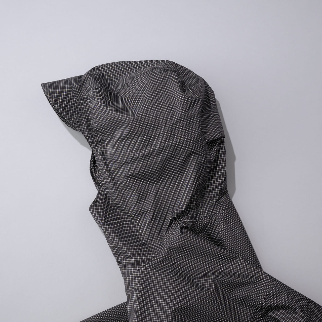 スタイリストオススメのザ・ノース・フェイスの黒いレインジャケット　THE NORTH FACE “Enride Rain Jacket”　フード