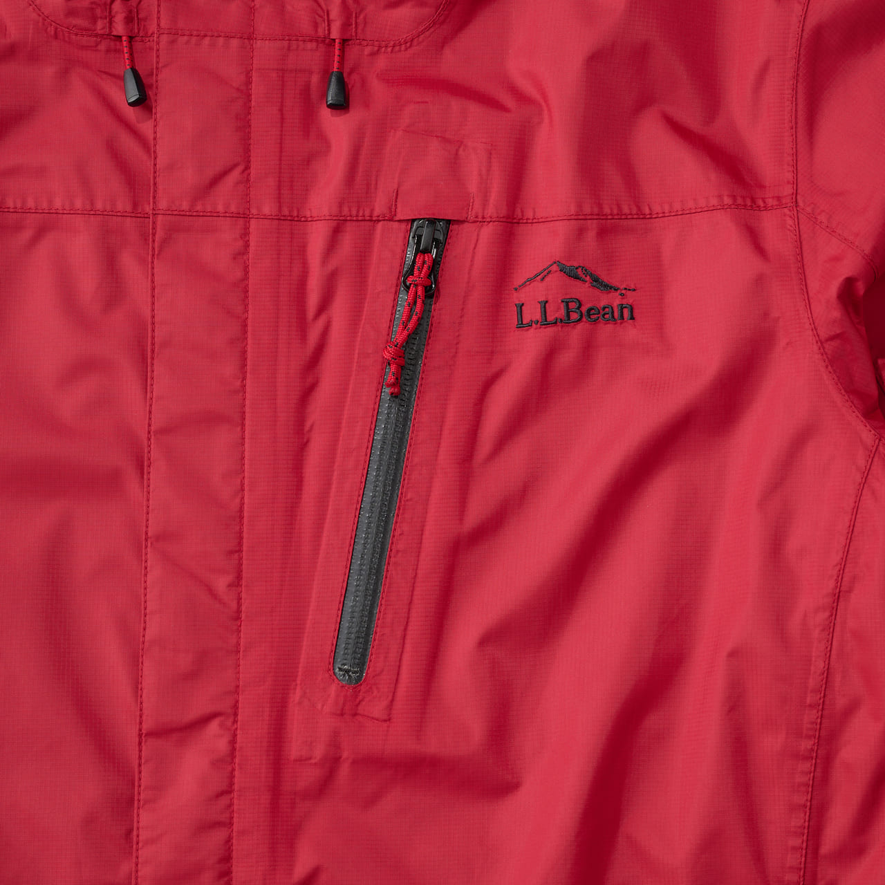 スタイリストが試してよかったオススメのレインジャケット　エル・エル・ビーン　L.L.Bean　“Trail Model Rain Jacket”　胸のロゴ