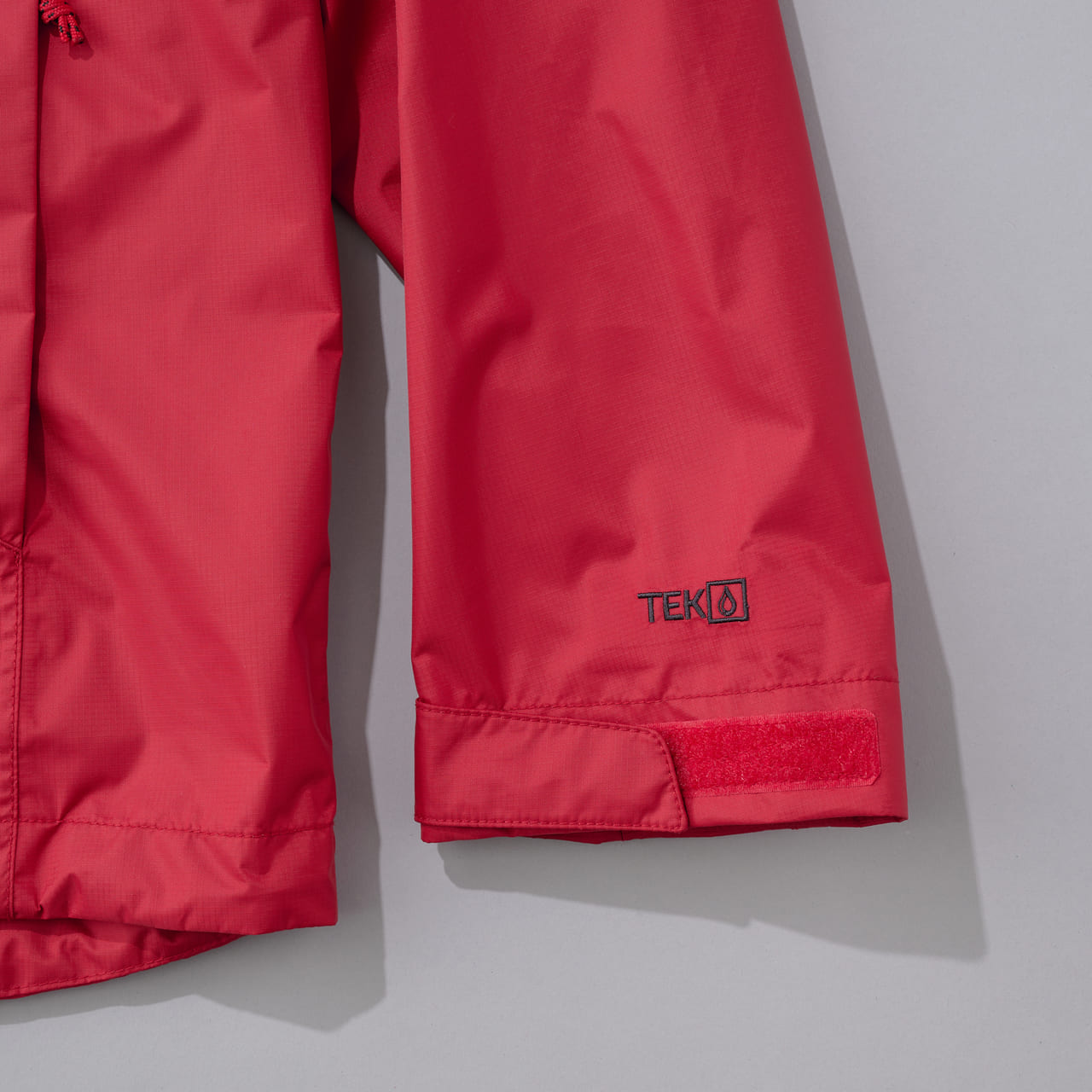 スタイリストが試してよかったオススメのレインジャケット　エル・エル・ビーン　L.L.Bean　“Trail Model Rain Jacket”　袖の素材感