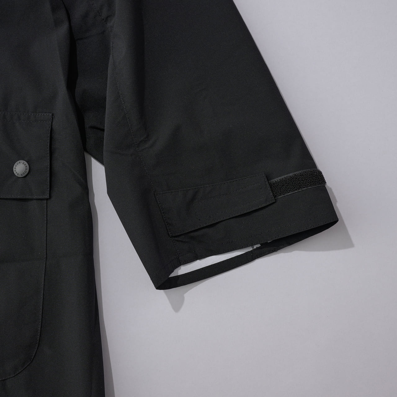 スタイリストオススメのバブアーの黒いレインジャケット　Barbour　“レインフードコート”　袖