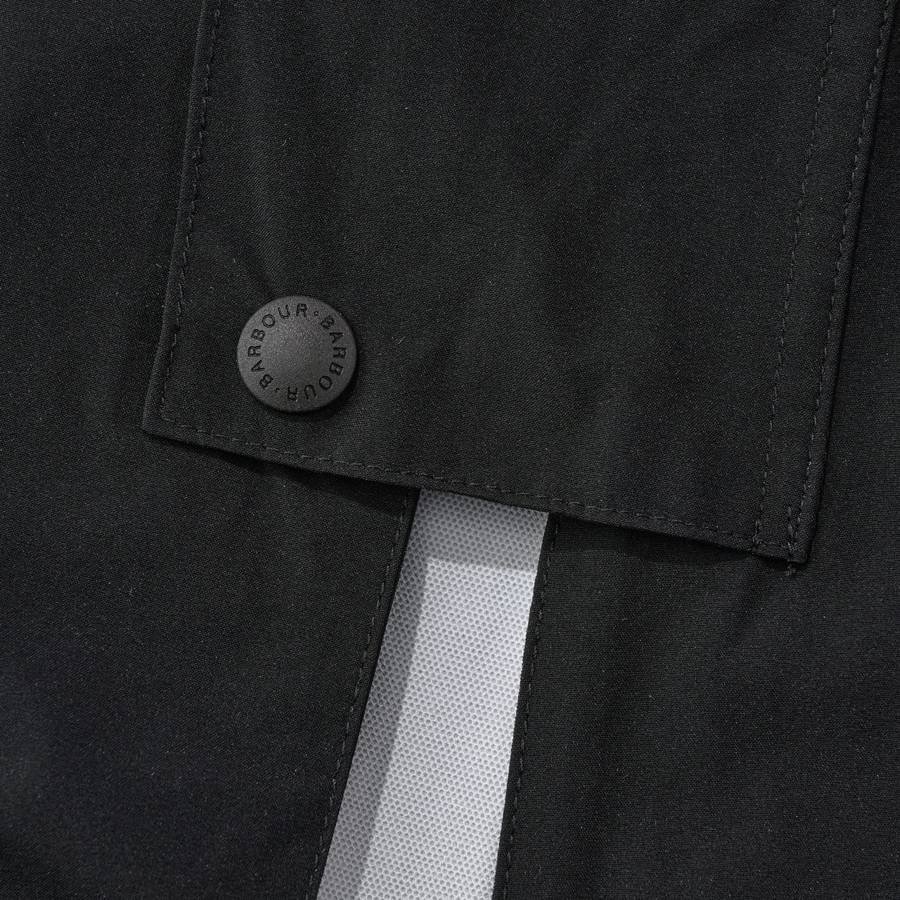 スタイリストオススメのバブアーの黒いレインジャケット　Barbour　“レインフードコート”　ボタン