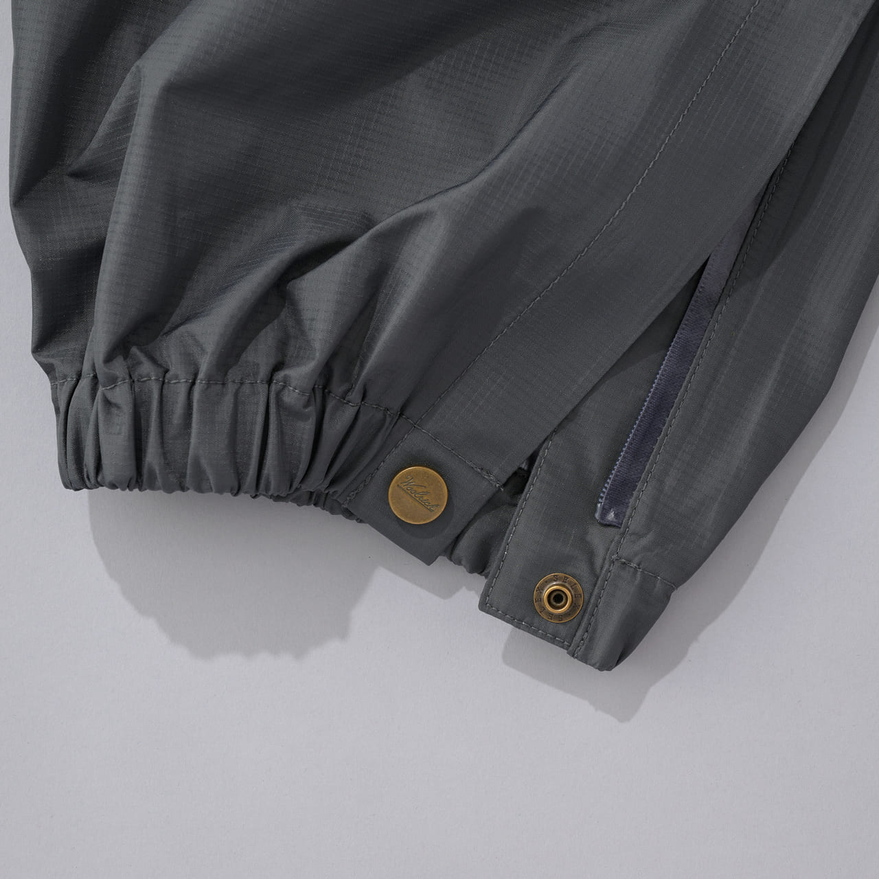 ウールリッチアウトドアレーベルのゴアテックスパンツ　防水　WOOLRICH OUTDOOR LABEL　 “GORE-TEX 3L RIPSTOP BUSH PANT”　裾のボタン