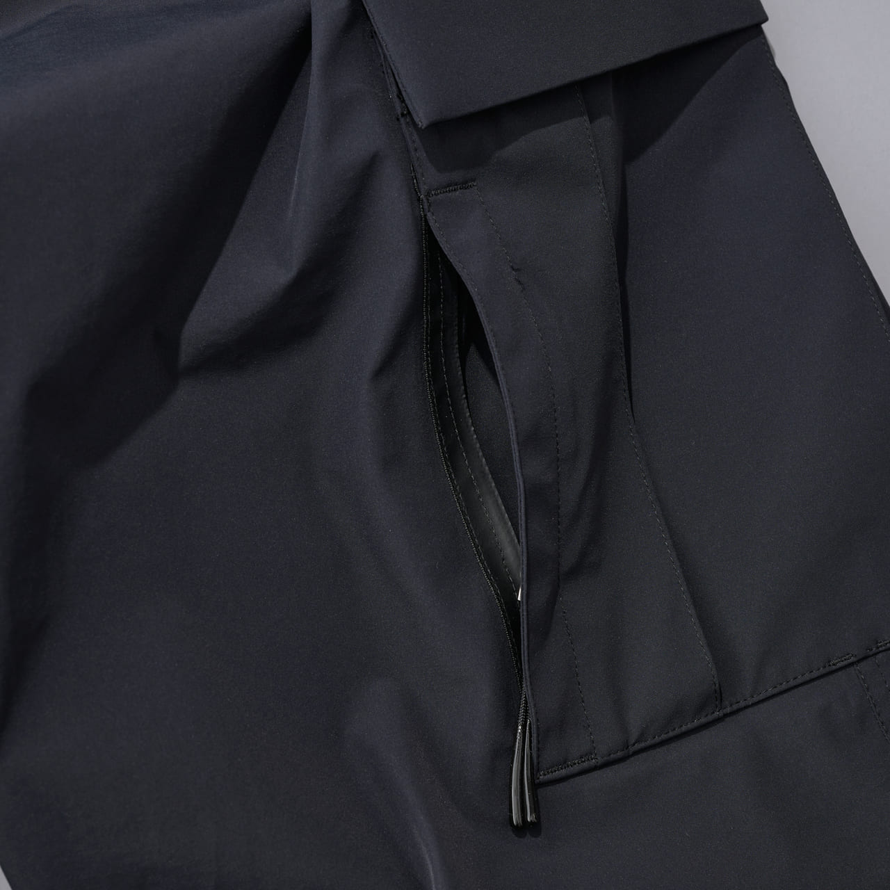 エーグルの黒い防水パンツ　AIGLE　“ZHHAU39”　ポケットのジップ
