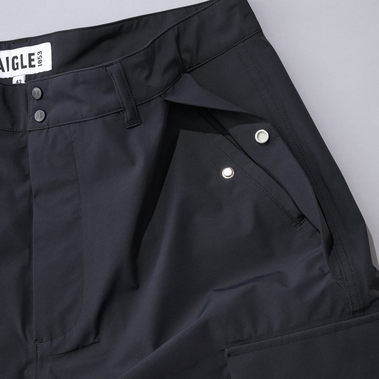 エーグルの黒い防水パンツ　AIGLE　“ZHHAU39”　フロントポケット　スナップボタン