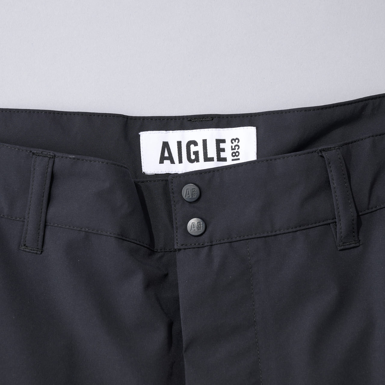 エーグルの黒い防水パンツ　AIGLE　“ZHHAU39”　タグ