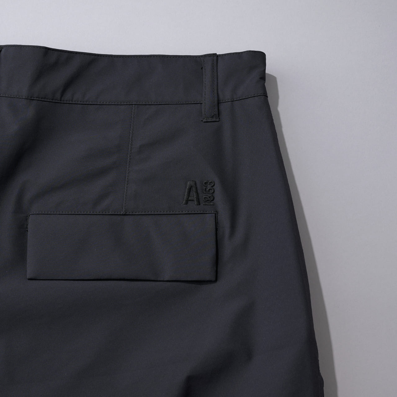 エーグルの黒い防水パンツ　AIGLE　“ZHHAU39”　バックポケット