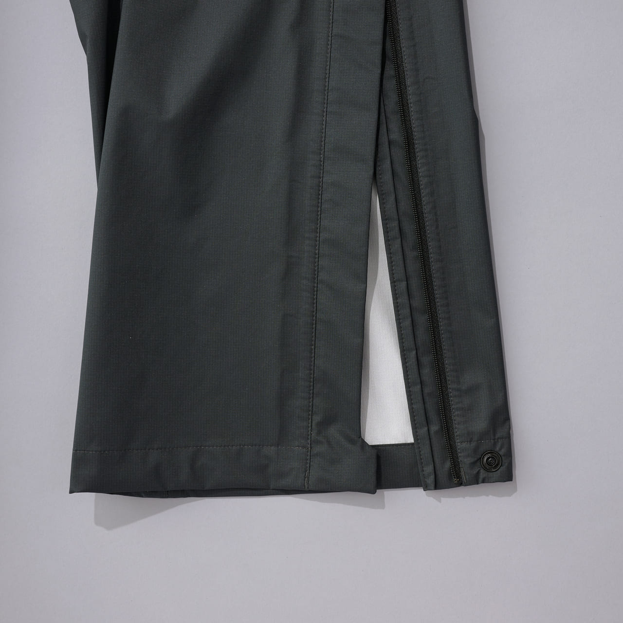 マウンテンハードウェアの防水透湿コヒージョンパンツ　MOUNTAIN HARDWEAR　 “Cohesion Pant”　裾のスナップボタン